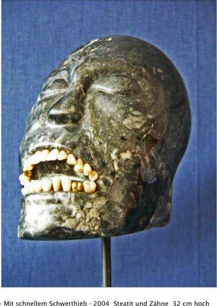 - Mit schnellem Schwerthieb - 2004  Steatit und Zähne  32 cm hoch