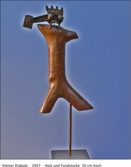 - Kleiner Diabolo -  2007  - Holz und Fundstücke  50 cm hoch