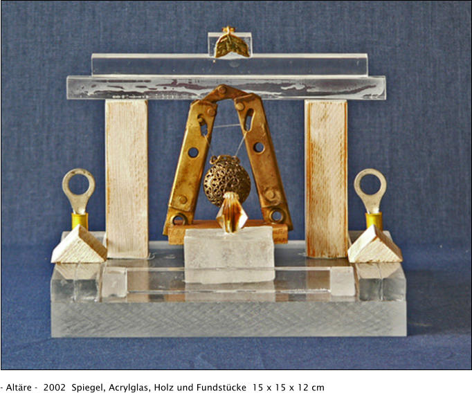 - Altäre -  2002  Spiegel, Acrylglas, Holz und Fundstücke  15 x 15 x 12 cm
